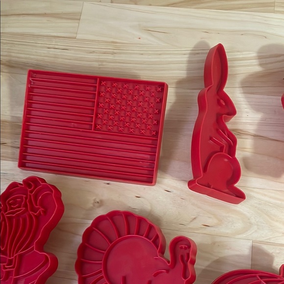 Tupperware 1970’s Red Cookie Cutter Set - Picture 2 of 5